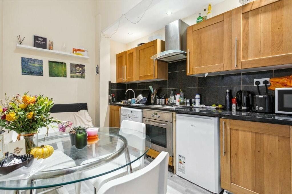 Flat Hazellville Road in Greater London