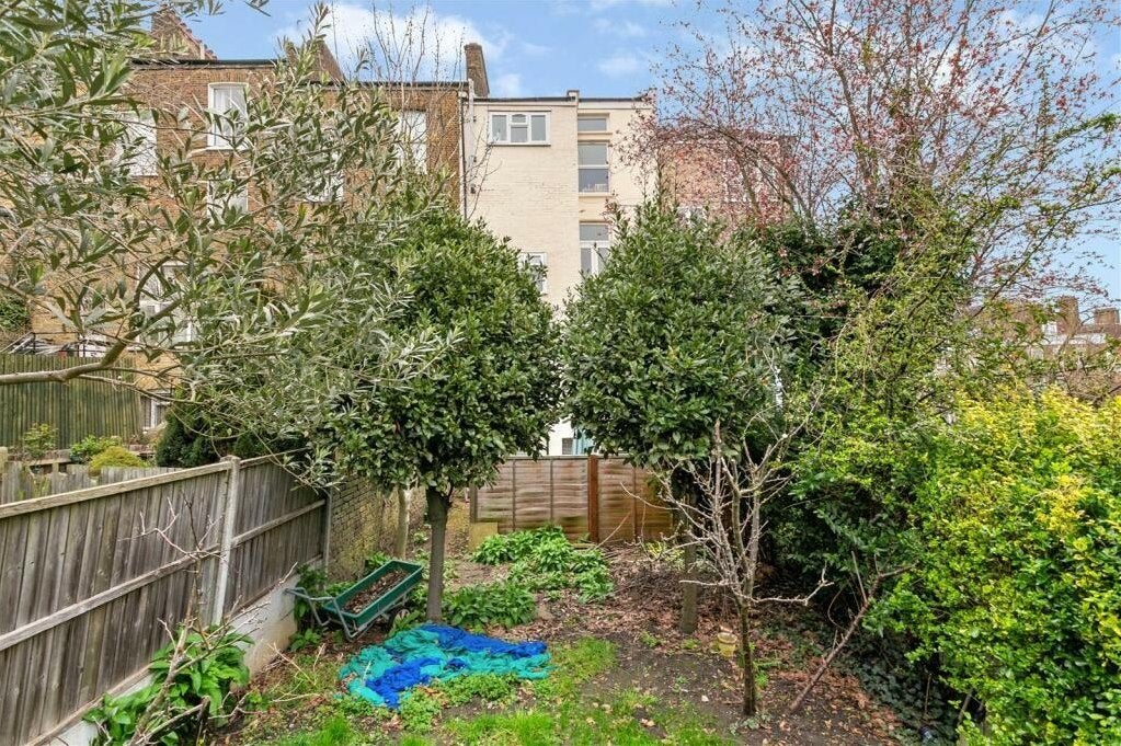 Flat Hazellville Road in Greater London