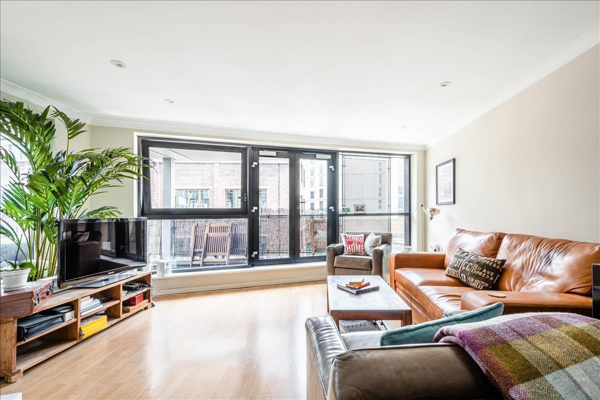 Flat Kingsland Road in Greater London