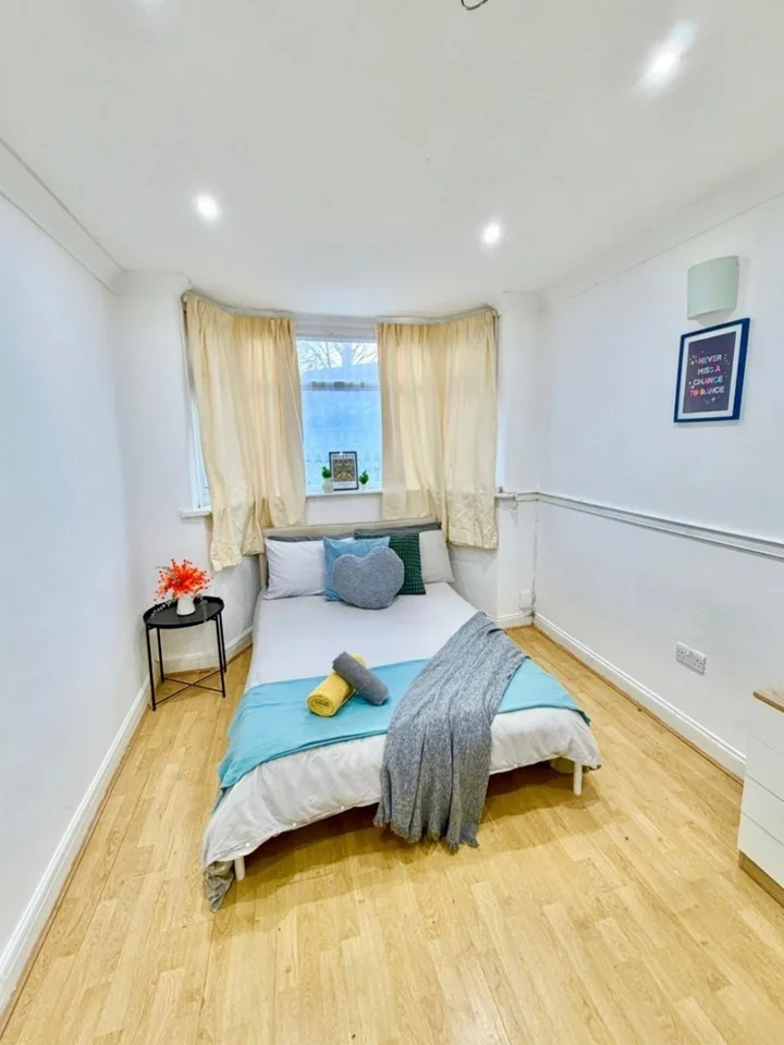 Room Queensbury Road in Greater London
