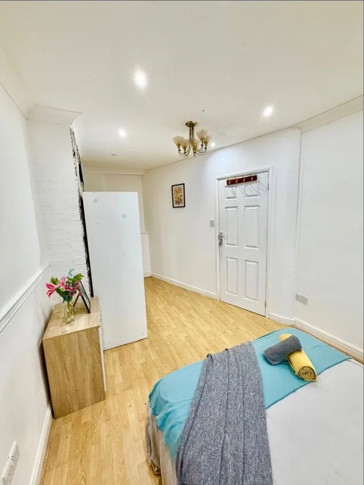 Room Queensbury Road in Greater London