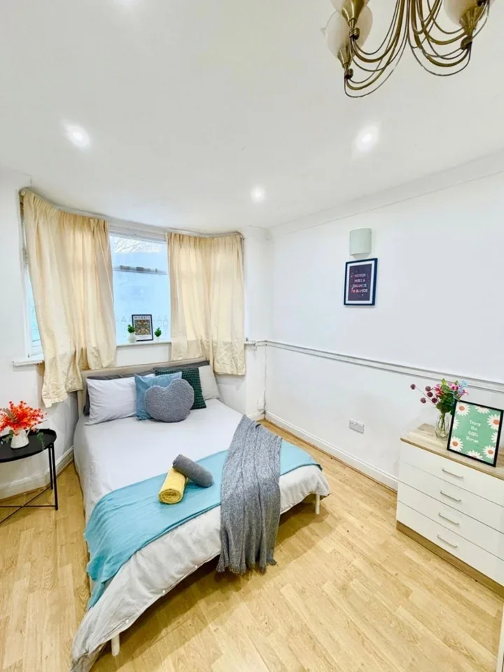 Room Queensbury Road in Greater London