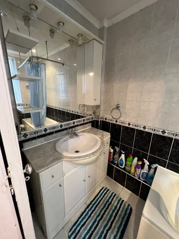 Room Queensbury Road in Greater London