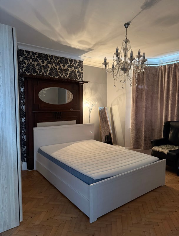 Room Caedelyn Road in Cardiff