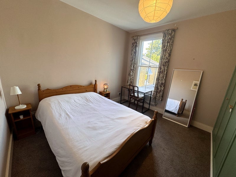 Room Dunraven Road in Greater London
