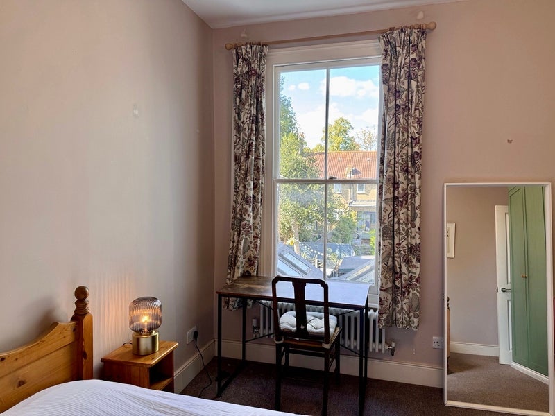 Room Dunraven Road in Greater London