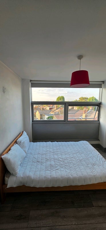 Room West Green Road in Greater London