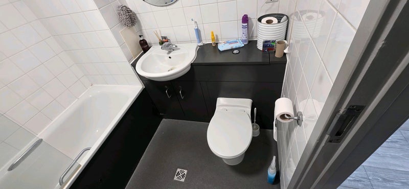 Room West Green Road in Greater London