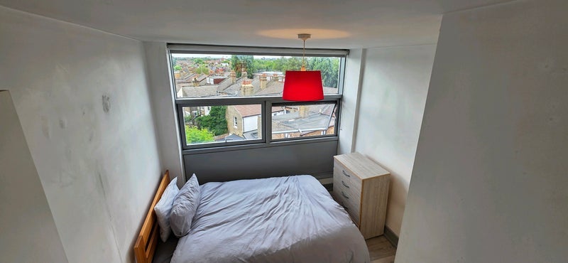 Room West Green Road in Greater London