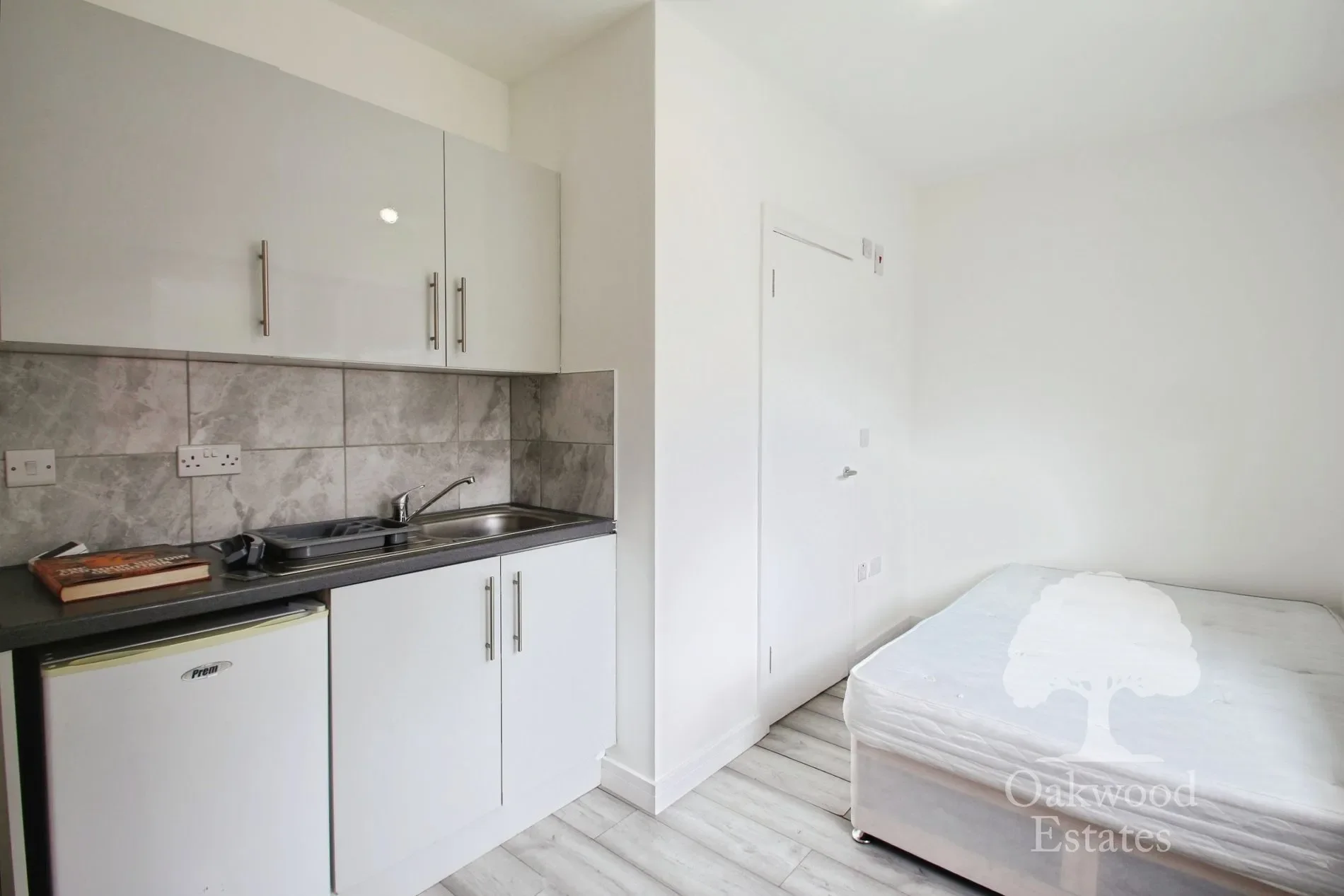 Room Rowan Road in Greater London