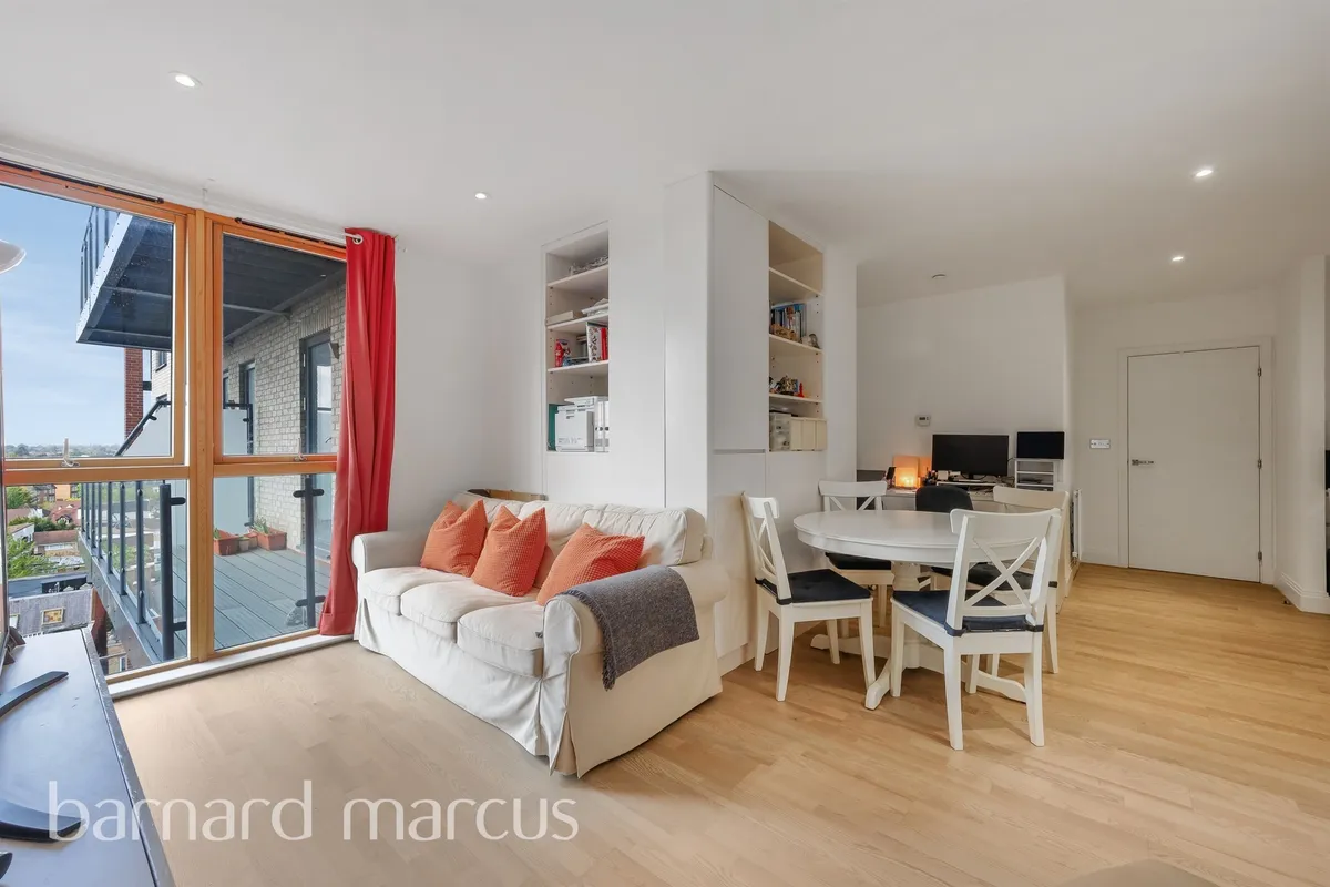 Flat Blagdon Road in Greater London