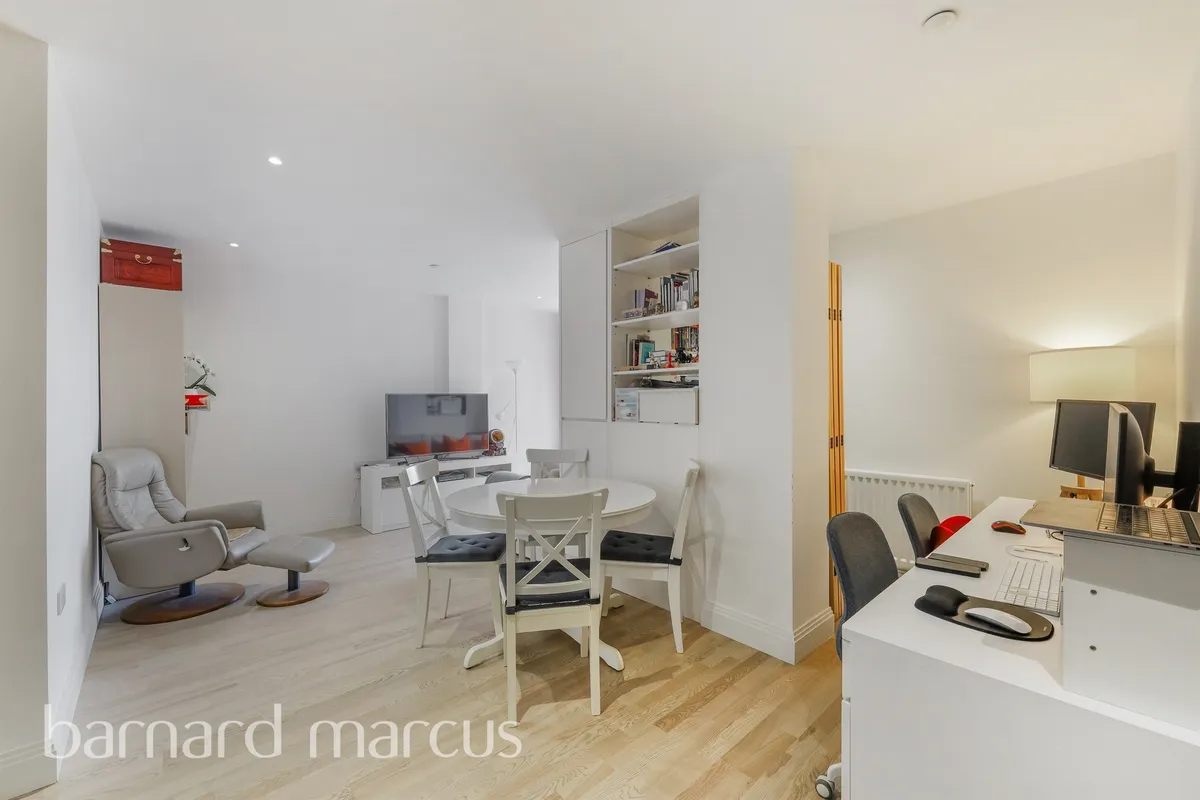 Flat Blagdon Road in Greater London