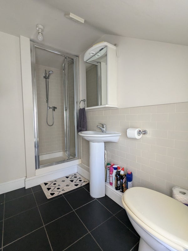 Room Tuskar Street in Greater London
