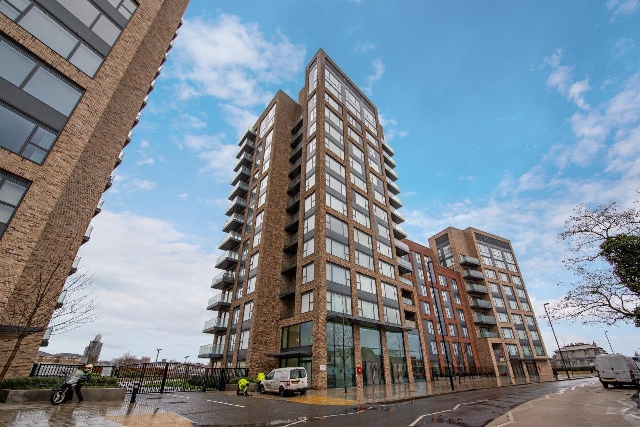 Flat Cherry Orchard Road in Greater London