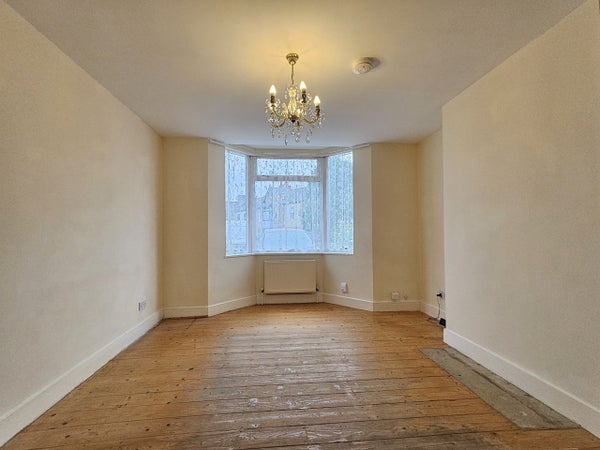 Flat Putney Road in London