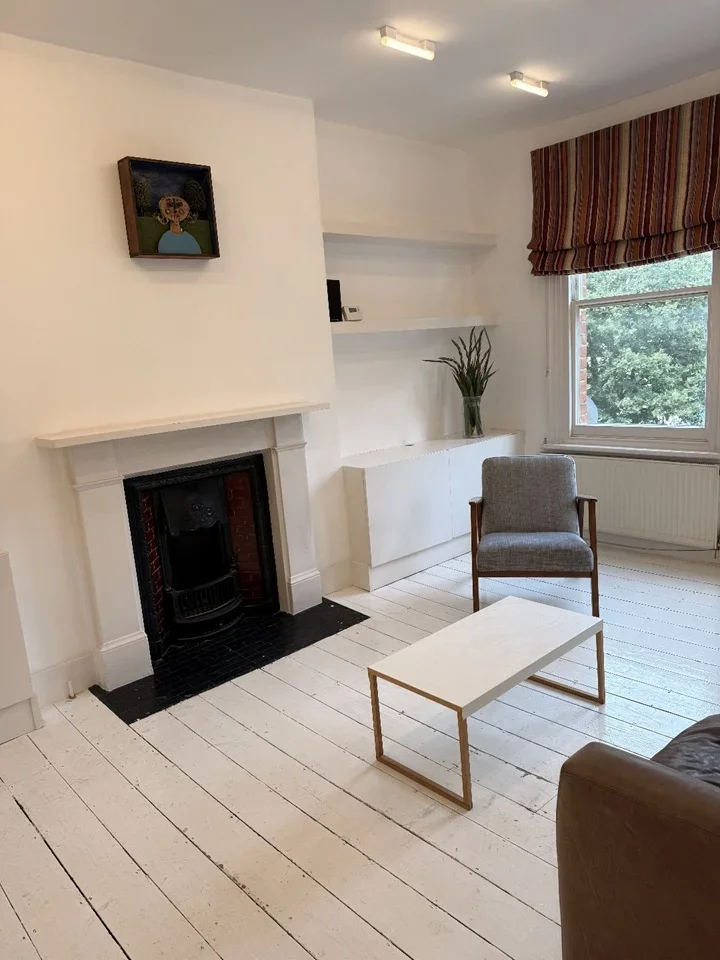 Flat Primrose Gardens in Greater London