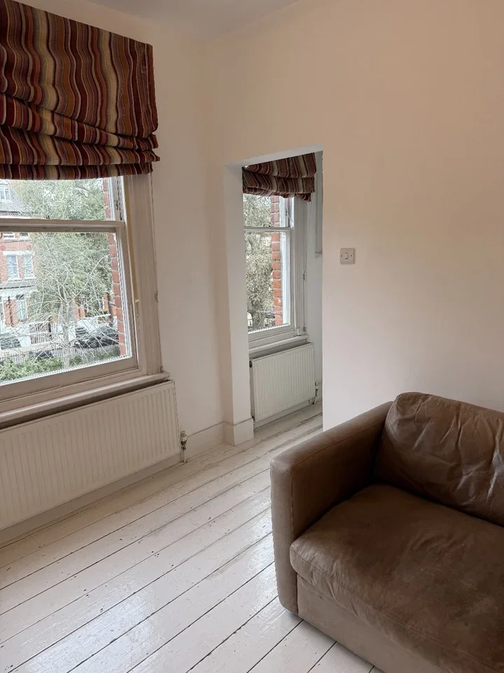Flat Primrose Gardens in Greater London