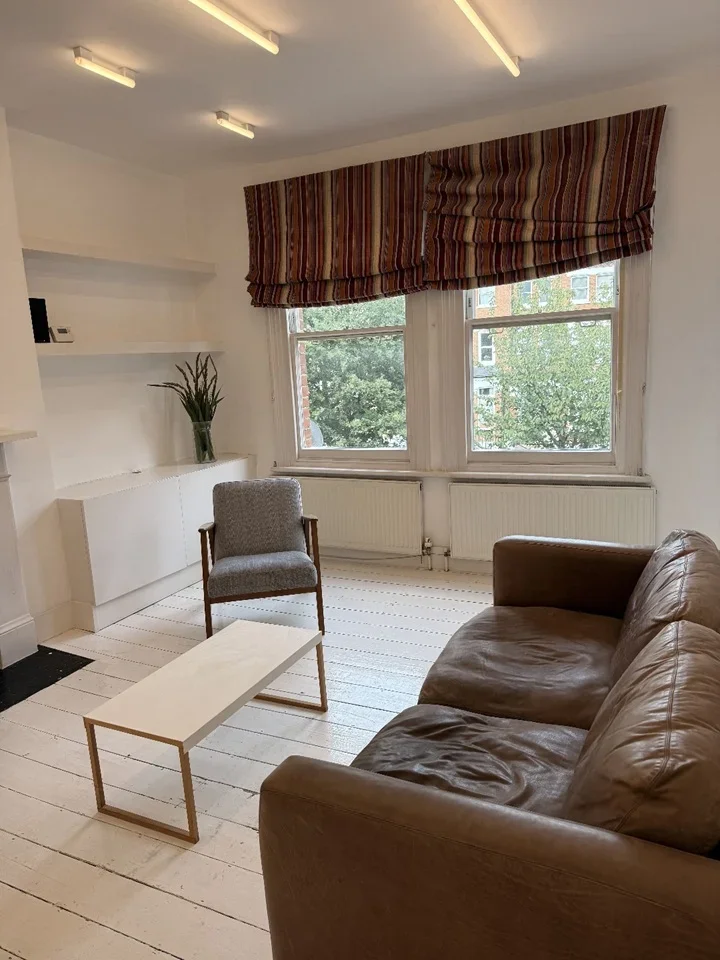 Flat Primrose Gardens in Greater London
