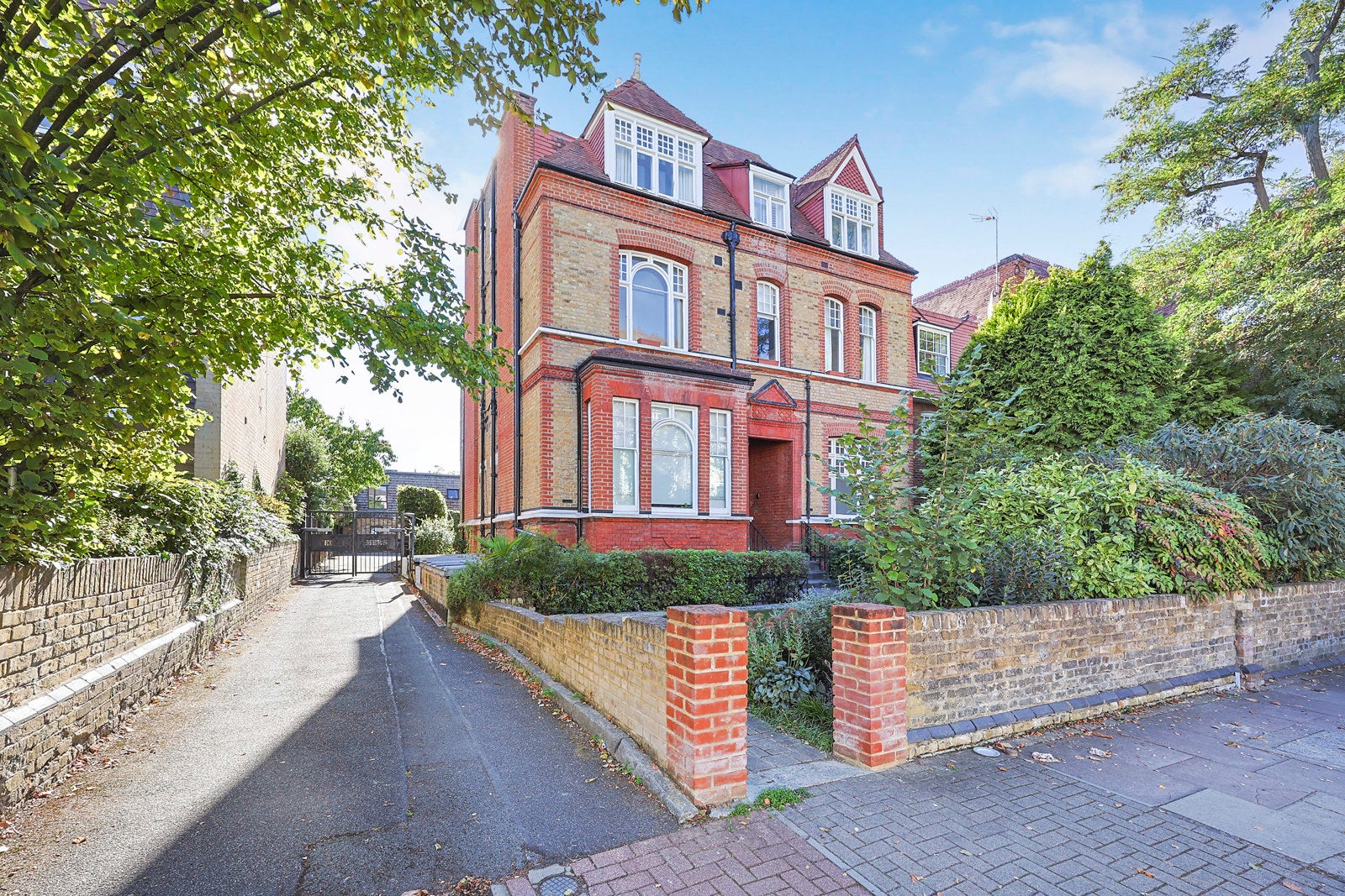 Flat Cambalt Road in Greater London