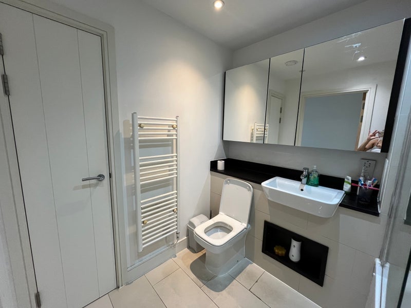 Room Hannaford Walk in Greater London