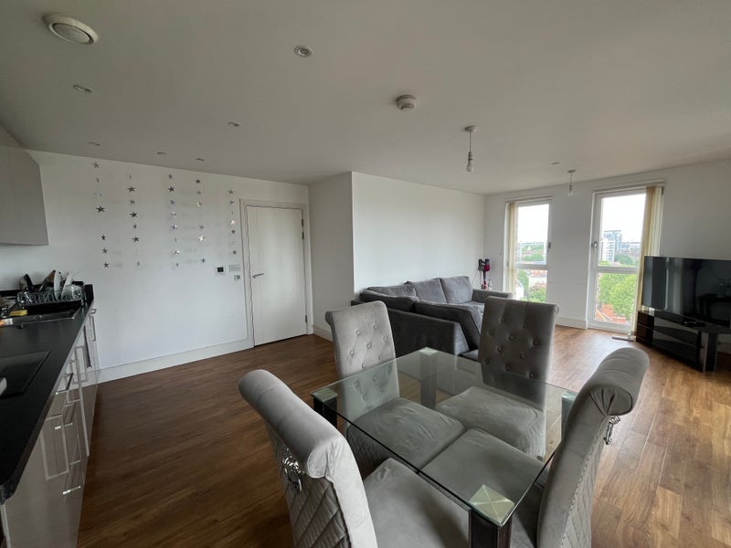 Room Hannaford Walk in Greater London