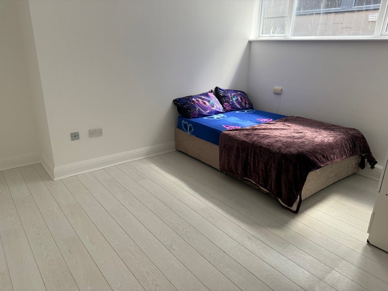 Room Crown Street in Brentwood