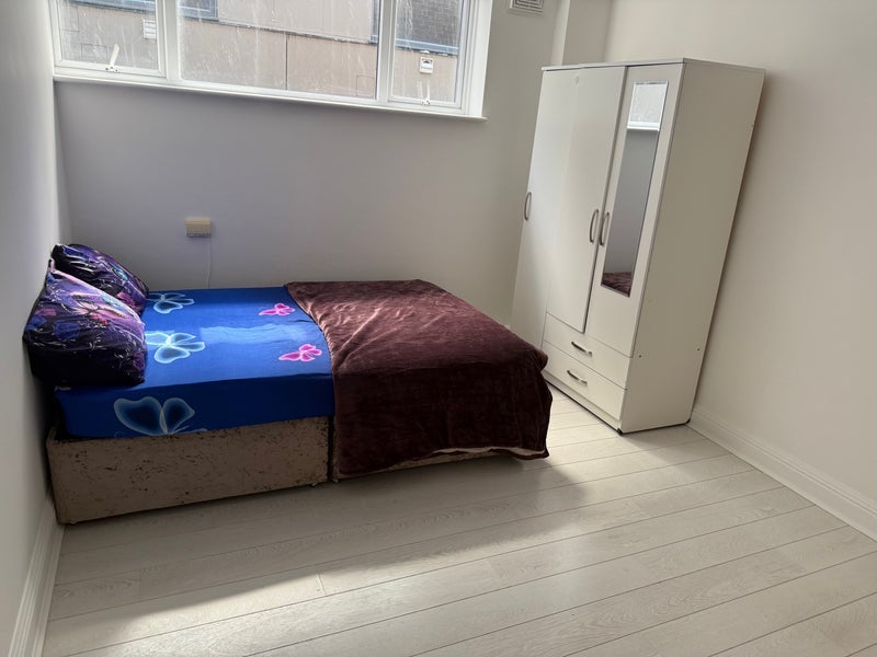 Room Crown Street in Brentwood