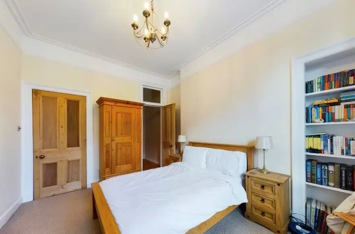 Flat Roseburn Street in City of Edinburgh