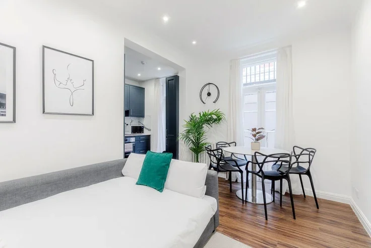 Flat Nassau Street in City of Westminster