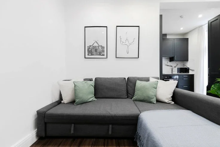 Flat Nassau Street in City of Westminster