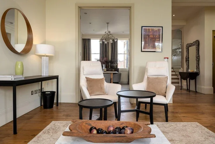 Flat Airlie Gardens in Greater London