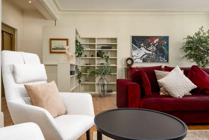 Flat Airlie Gardens in Greater London