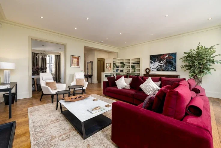 Flat Airlie Gardens in Greater London