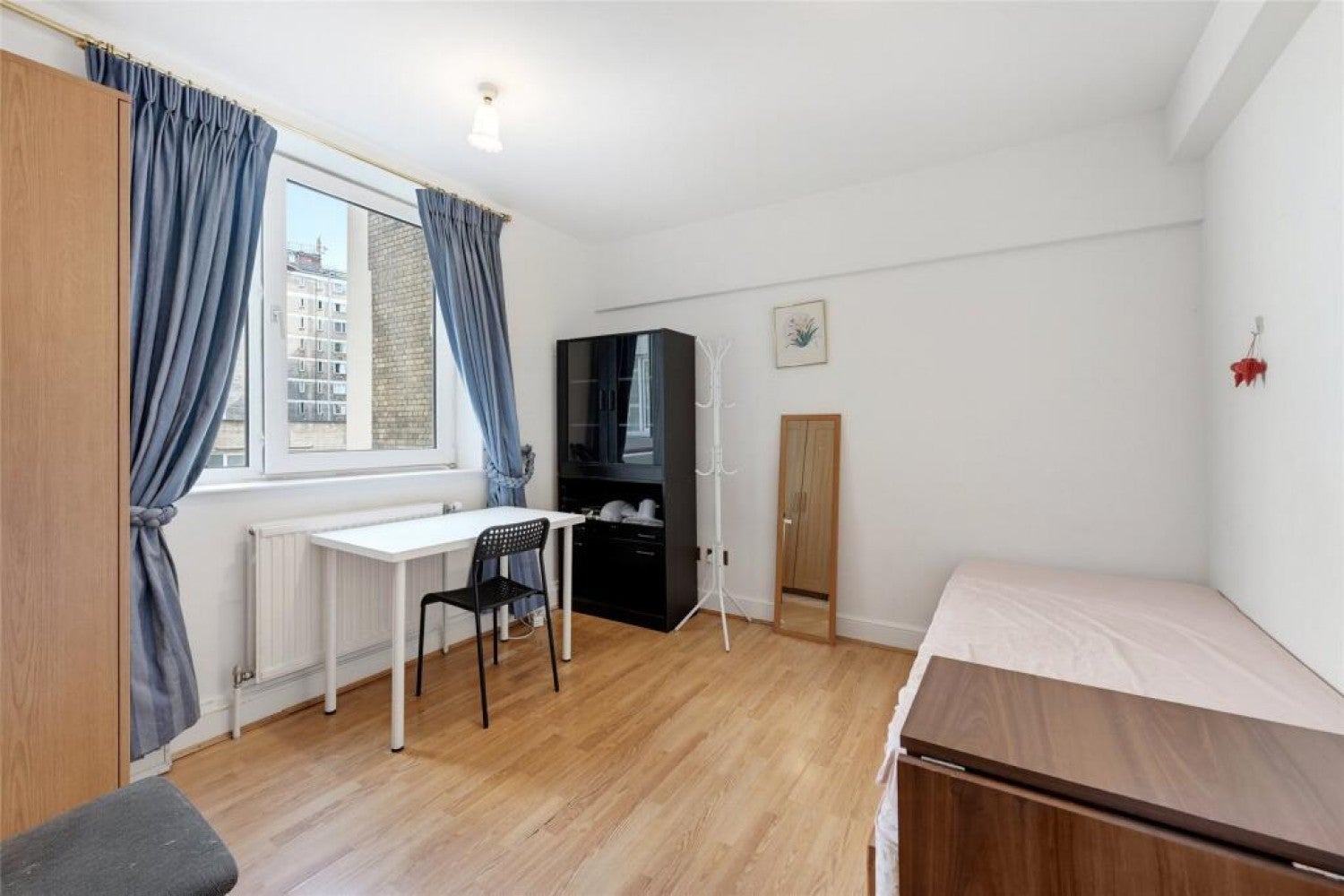 Flat Sloane Avenue in Greater London