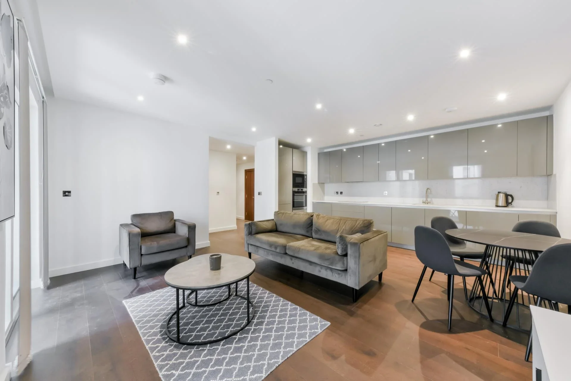Flat Malthouse Road in Greater London