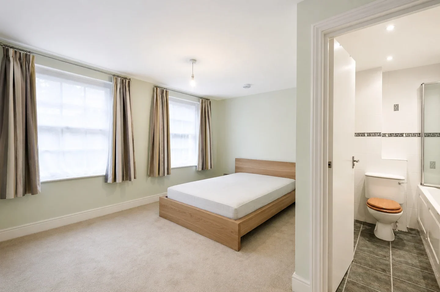 Flat Tollington Road in Greater London