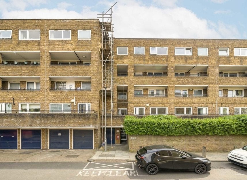 Flat East Hill in Greater London