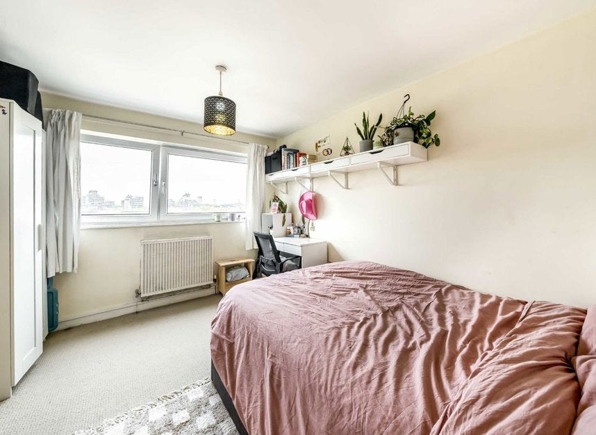 Flat East Hill in Greater London