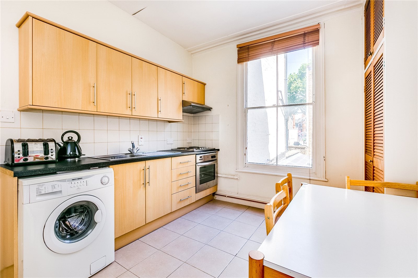 Flat Barclay Road in Greater London