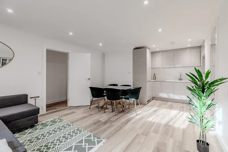 Flat Conduit Mews in City of Westminster