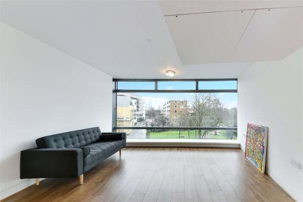 Flat Albert Embankment in Greater London