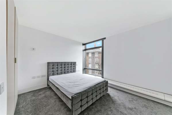 Flat Albert Embankment in Greater London