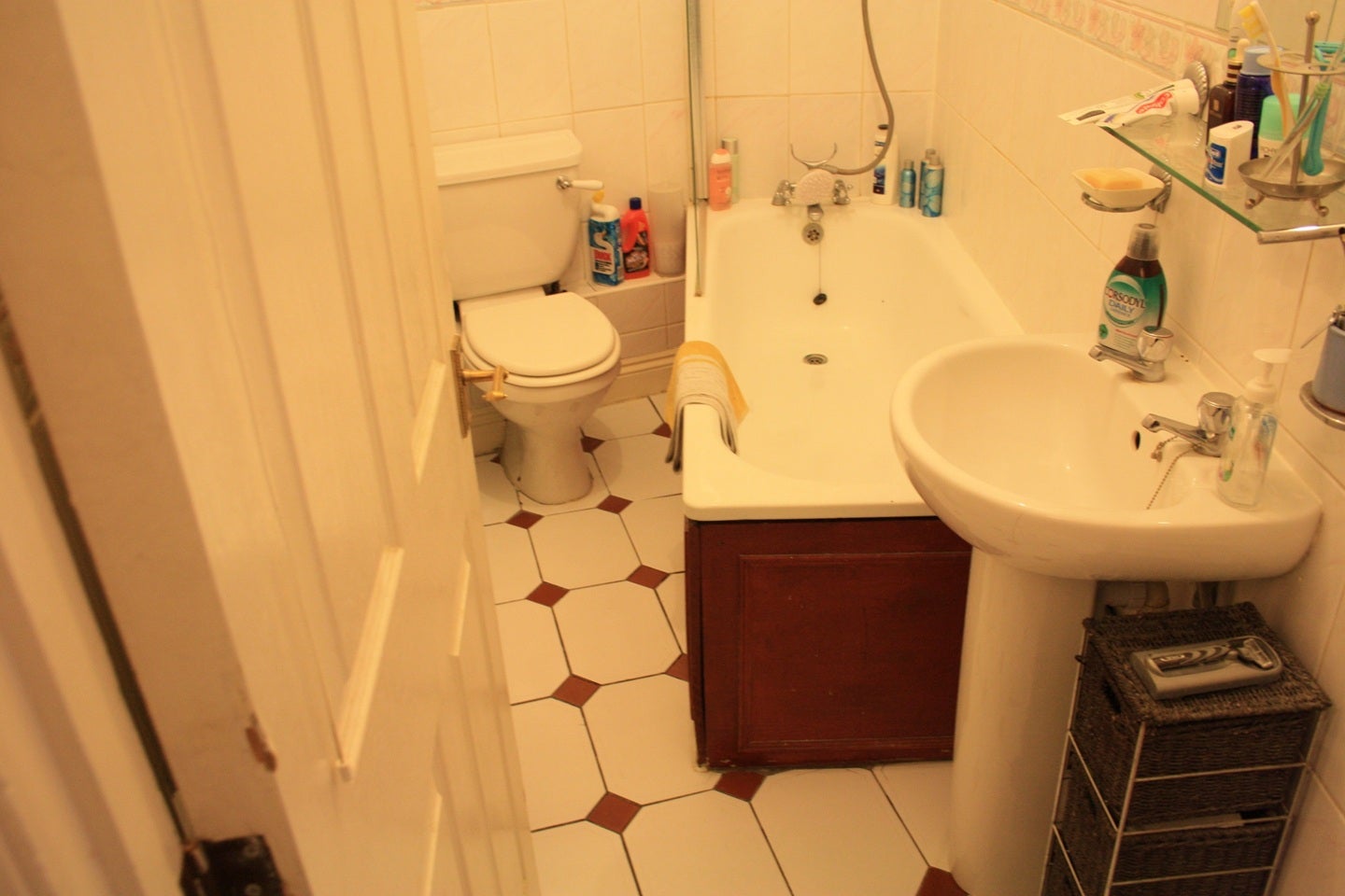 Flat Garratt Lane in Greater London