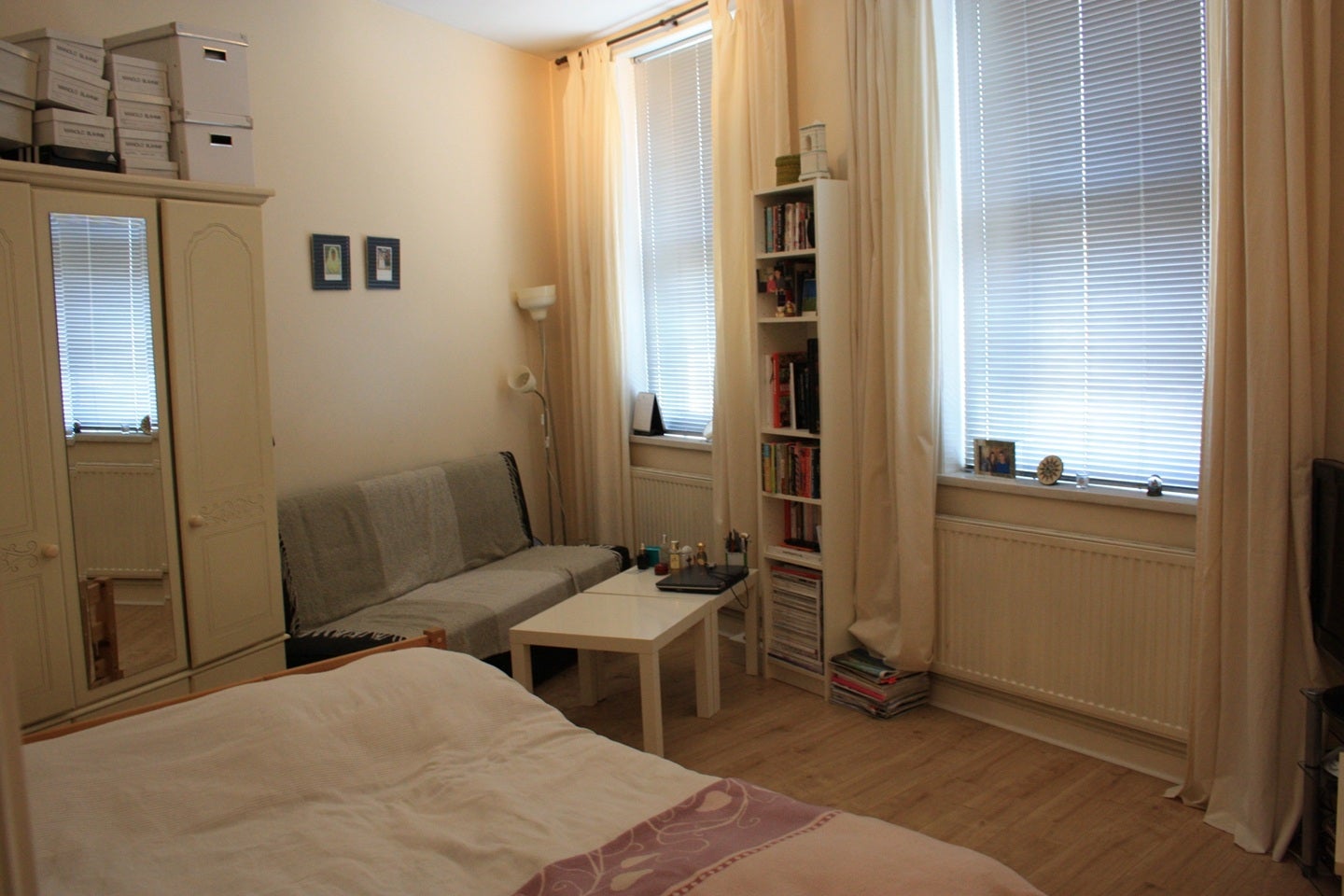 Flat Garratt Lane in Greater London