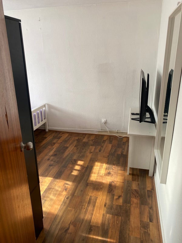 Room Liverpool Road in Greater London