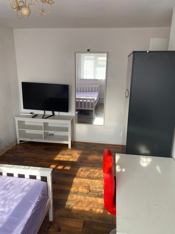 Room Liverpool Road in Greater London