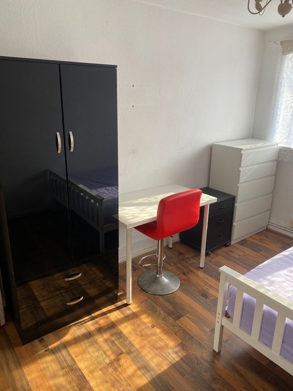 Room Liverpool Road in Greater London