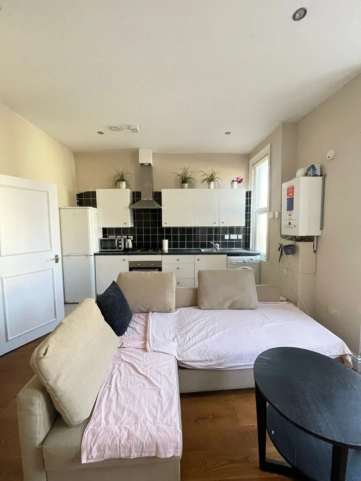 Flat Minet Avenue in Greater London