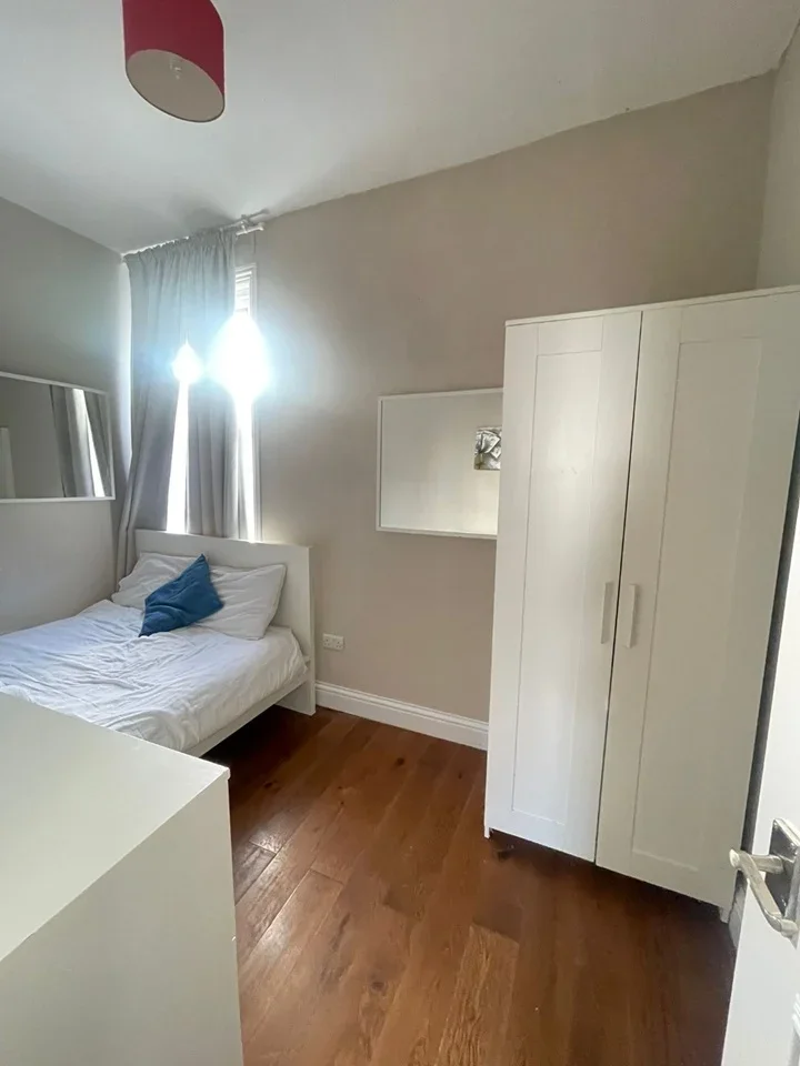Flat Minet Avenue in Greater London