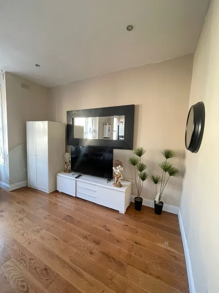 Flat Minet Avenue in Greater London